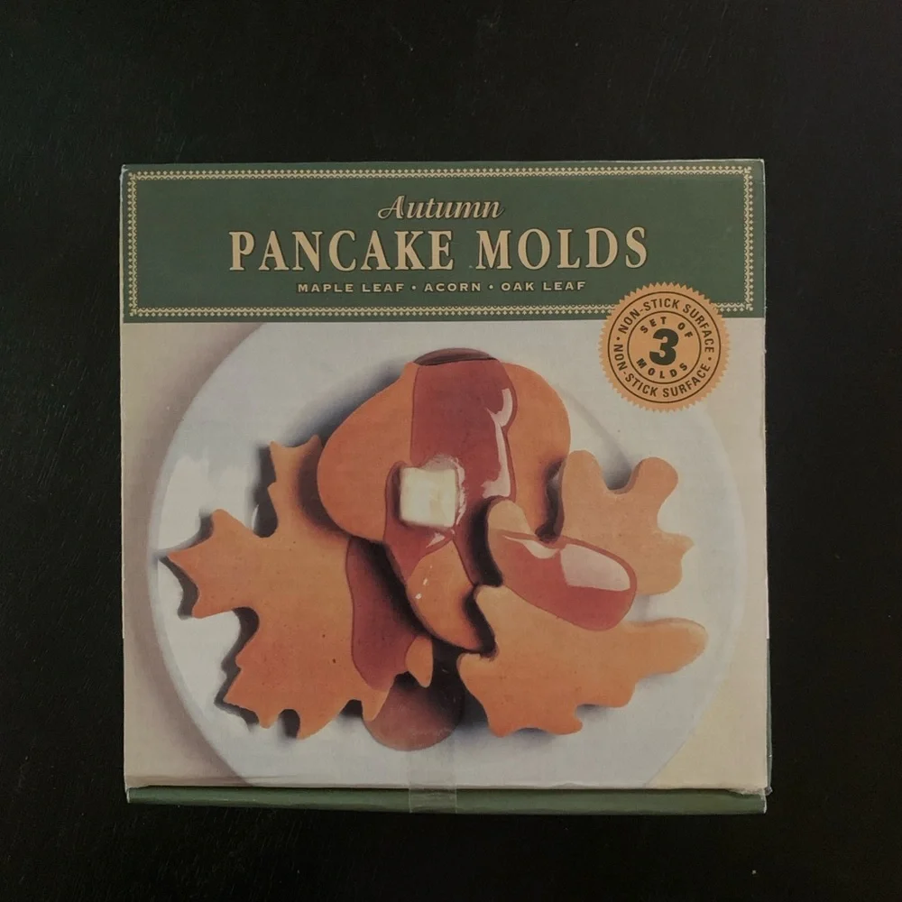 Williams Sonoma Autumn Pancake Maple Leaf Acorn Oak Leaf New in Box